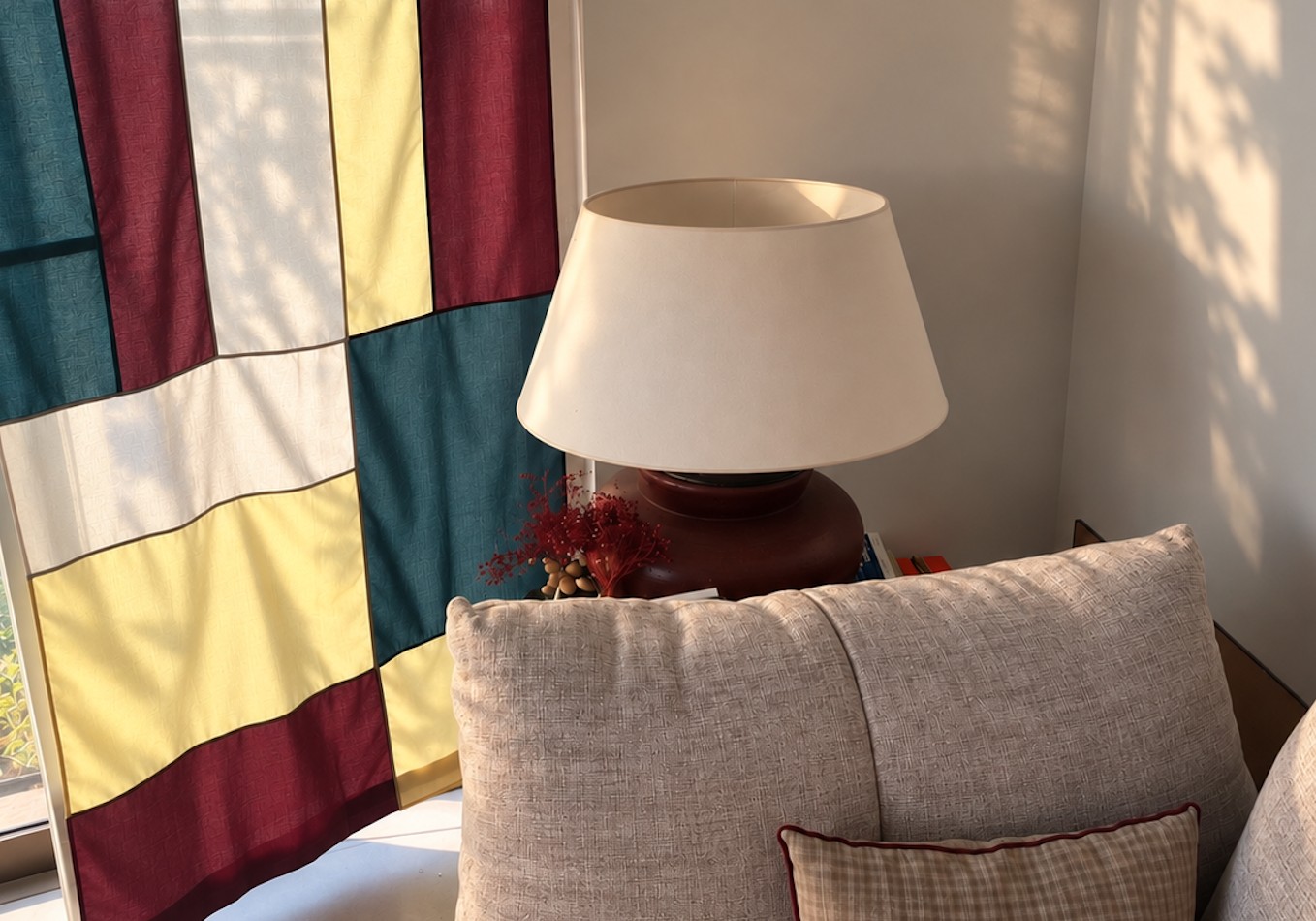 Coin salon avec rideau patchwork Bo·Jour, lampe en céramique et coussins texturés